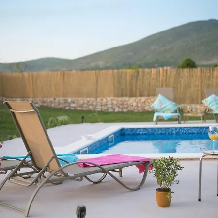 Solis - Luxury With Pool *