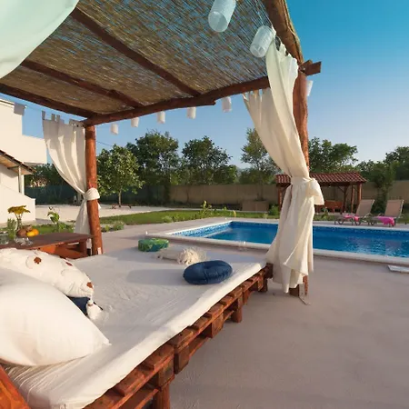 Nyaraló Solis - Luxury With Pool