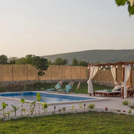 Solis - Luxury With Pool *